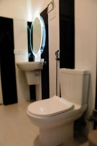 卡尔皮蒂耶Dinuda Resort的浴室配有白色卫生间和盥洗盆。