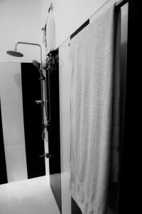 卡尔皮蒂耶Dinuda Resort的一间带白色淋浴帘的浴室