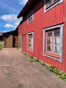 Homestay in picturesque village的两扇窗户的红色建筑
