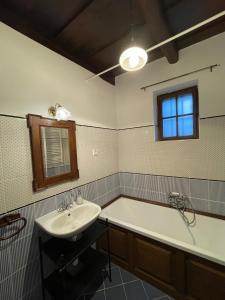 Tolcsva兹罗卡温德加斯公寓的浴室配有盥洗盆和浴缸。