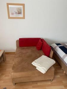 杜塞尔多夫里昂公寓的一间带一张桌子、一张沙发和一张床的客房
