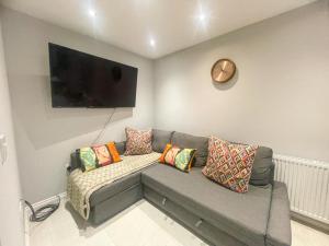 Hackbridge2a Seymour Road的带沙发和平面电视的客厅