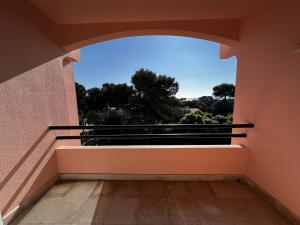 Gracious apartment in condo with pool, Cascais的阳台或露台