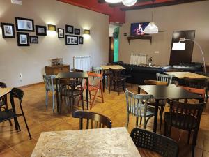 El CastellarHotel Rural Curia的餐厅设有桌椅和沙发。