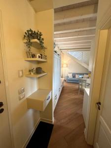 波佐伦戈Green Living Apartment的带走廊、厨房和客厅的客房