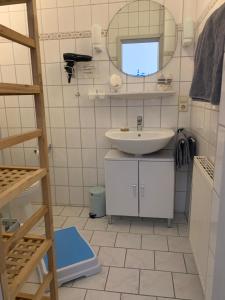 纽哈灵吉塞尔Hotel Meerblick garni的一间带水槽和镜子的浴室