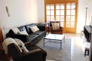 巴塞罗那Vacaciones en maresme casa para 7 personas的客厅配有沙发、椅子和桌子