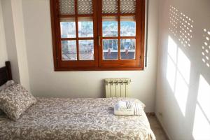 巴塞罗那Vacaciones en maresme casa para 7 personas的一间卧室设有一张床和一个窗口