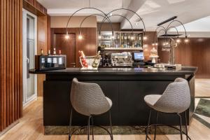 马德里戈雅加泰罗尼亚酒店的一间酒吧,位于酒店客房内,配有两把椅子