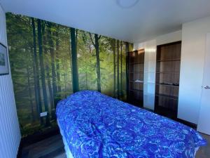 延基韦Linda y cómoda casa individual的森林景卧室 - 带蓝色床