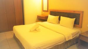 吉隆坡利奥宫殿酒店的一间酒店客房,配有一张带毛巾的床