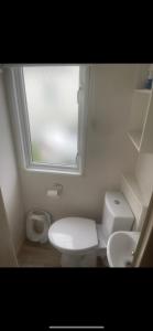 普利斯坦丁Seaside chill的白色的浴室设有卫生间和窗户。
