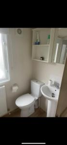普利斯坦丁Seaside chill的白色的浴室设有卫生间和水槽。