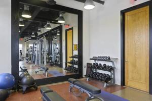 阿林顿Stunning Apt with Gym at Pentagon City的一个带大镜子和一排设备的健身房