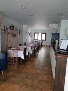 维拉诺瓦Hotel La Casa del Río的餐厅内带桌椅的用餐室