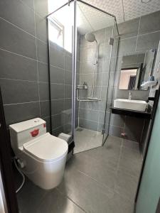 昆岛Ngọc Anh Hotel的浴室配有卫生间、淋浴和盥洗盆。