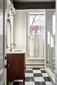 波特兰Blind Tiger Portland - Carleton Street的一间带水槽和窗户的浴室