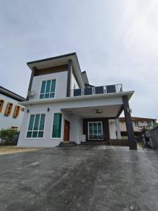 哥打巴鲁LUXURY Modern House Kubang Kerian UNIFI 4 Bedrooms的一座大型白色房子,有很多窗户