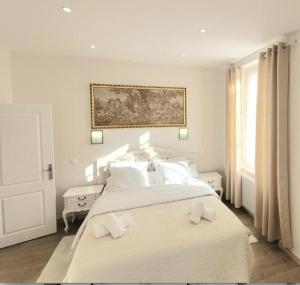 科尔马科尔马中心大使公寓的白色卧室配有白色大床和白色枕头