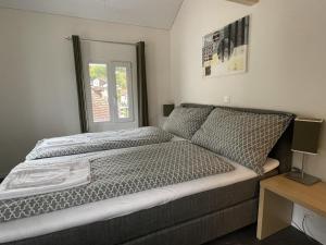 古尔特纳伦Hotel Sternen的一间卧室设有一张大床和窗户