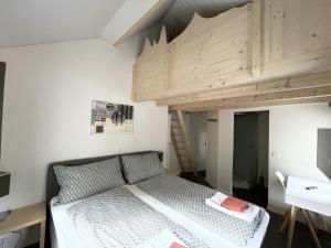 古尔特纳伦Hotel Sternen的一间小卧室,配有一张床和一个阁楼