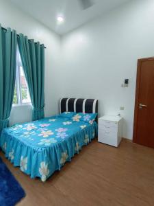 哥打巴鲁LUXURY Modern House Kubang Kerian UNIFI 4 Bedrooms的一间卧室配有一张带蓝色毯子和窗帘的床