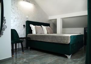 贝尔格莱德Aster Apartments的一间卧室配有一张带镜子的绿色床