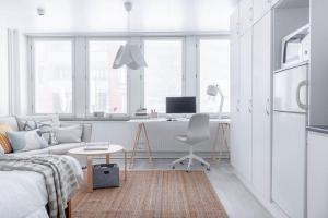赫尔辛基Studio for a business traveler的白色的客厅配有沙发和书桌
