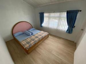 不拉士打宜Villa Berastagi Indah A17 - TEBU MANIS的一间小卧室,配有床和窗户