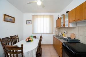 GolubićKuca za odmor Jozic的厨房配有桌椅和水槽。