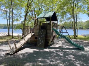 斯特劳兹堡Mountain Springs Lake Resort的水边带滑梯的游乐场