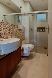 奥兰布拉Bloom Guesthouse的一间带水槽、卫生间和淋浴的浴室