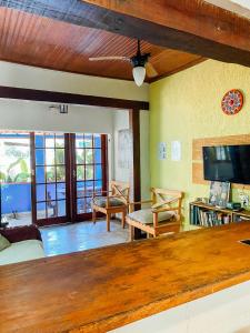 阿布拉奥Mambembe Hostel - Ilha Grande的客厅设有大型木制台面