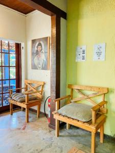 阿布拉奥Mambembe Hostel - Ilha Grande的墙上设有两张木床的房间