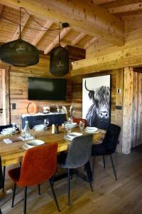 孔布卢Chalet de luxe sur les pistes - 5 chambres的木制用餐室配有桌椅