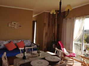 塞拉纳镇aroma de la sierra的客厅配有桌子和沙发