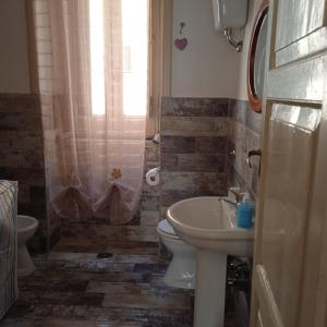 Santa PaolinaCasa di Paola a Tufo的一间带卫生间和水槽的浴室