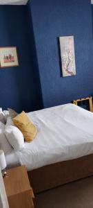 锡福斯Mersey View, Two Bedroom Apartment, Liverpool的一间卧室配有一张蓝色墙壁的床