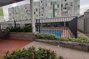 库库塔Apartamento en Cúcuta completó en condominio n18的大楼前带游泳池的黑色围栏