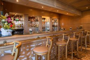 卡萨布兰卡乐尚尼枫Spa酒店的餐厅内带木凳的酒吧
