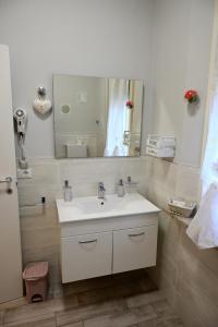 切塞纳La Garampa的浴室设有白色水槽和镜子
