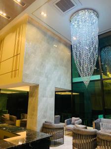 曼谷Thana Wisut Hotel - SHA Plus的餐厅大堂的吊灯