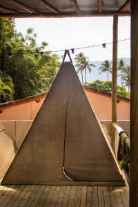 伊利亚贝拉Beer Hostel Suites Privativas e Compartilhadas的木制甲板上的一个大型三角形金字塔