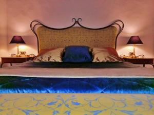 CampinhoVila Saraz的一间卧室配有一张大床和两盏灯