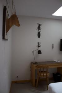 卡斯特尔萨拉桑绝对酒店的一间房间,墙上有一张桌子和一只蜘蛛
