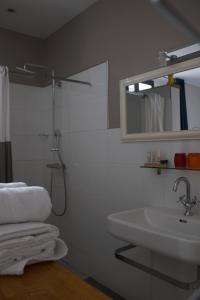 卡斯特尔萨拉桑绝对酒店的一间带水槽和镜子的浴室