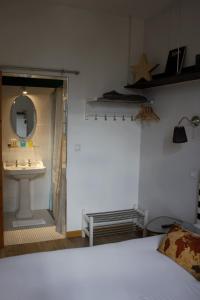卡斯特尔萨拉桑绝对酒店的一间卧室配有水槽、镜子和一张床