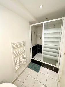 普洛埃默Appartement T3 cosy – Entre bourg et plages的一间带步入式淋浴间和镜子的浴室
