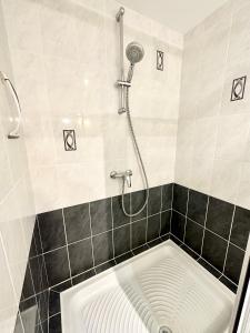 普洛埃默Appartement T3 cosy – Entre bourg et plages的浴室里设有排水淋浴