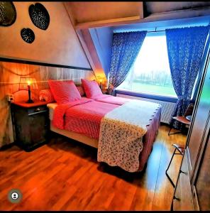ZuidschermerBed & Breakfast Prins Hendrik (Zuidschermer)的一间卧室设有一张大床和一个窗户。